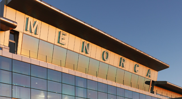 L'Aeroport de Menorca (MAH) també se'l coneix com Aeroport de Maó.