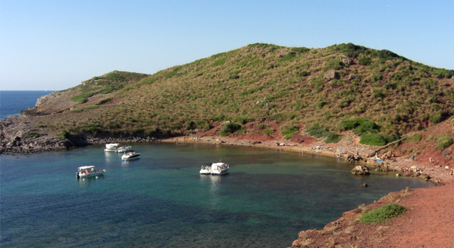 Hay muchos tipos de calas y playas en Menorca, esta es típica del norte.