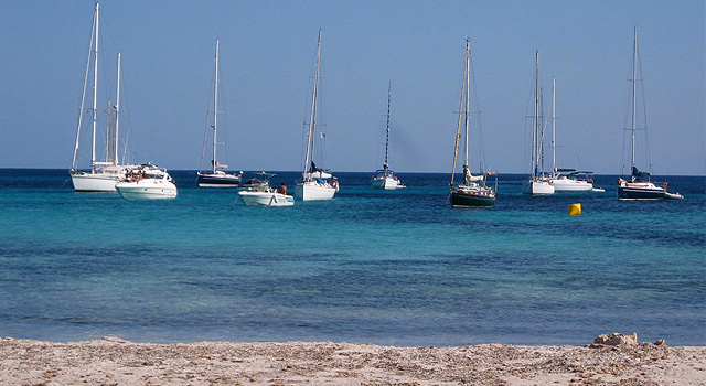Las playas y calas son un tesoro único de Menorca.